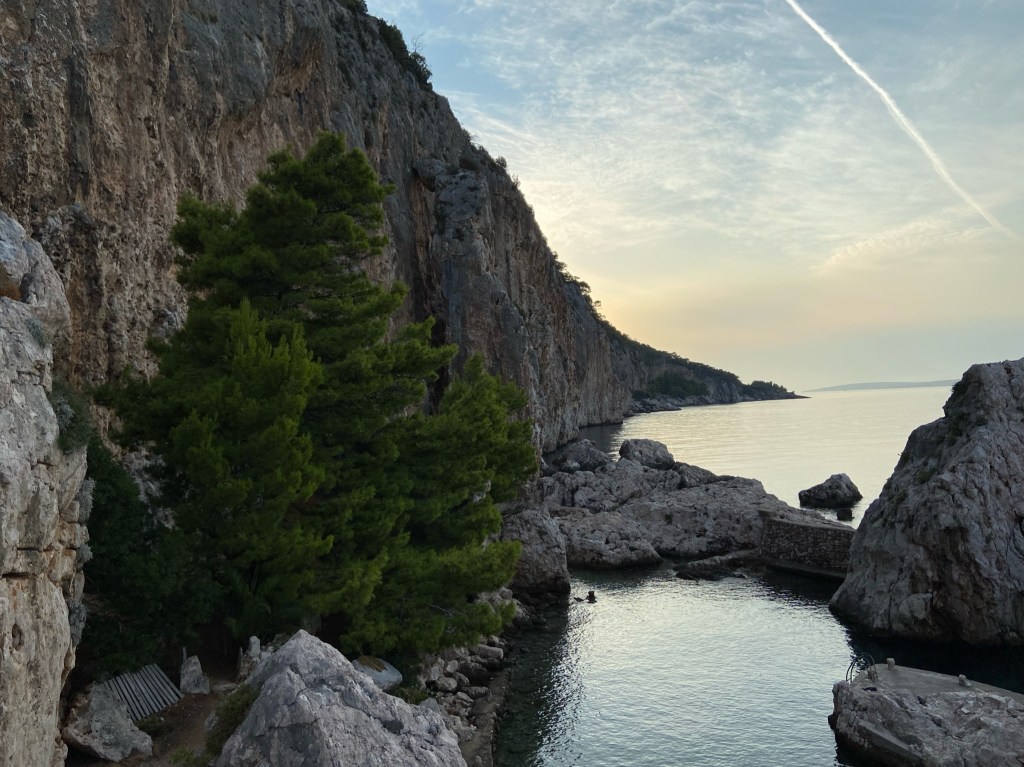 The harbour of Cliffbase with the sea on the outside. You can see the long cliff, around 50 meters tall.