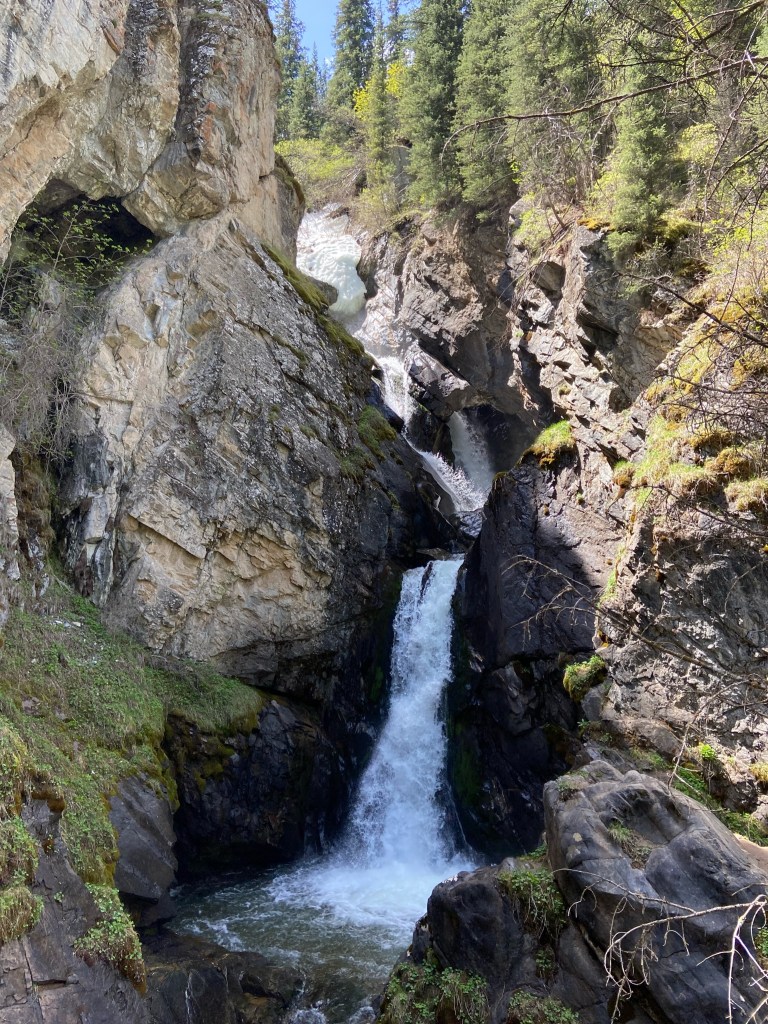 Fast flowing waterfall which goes through a series of ledges and interesting large holes.