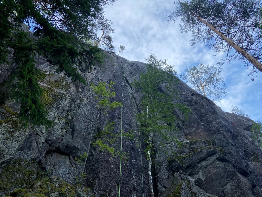 Green rope down the steep overhanging corner of Air Show 